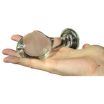 butt plug de vidrio hombre en mano